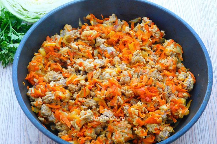 разбивая мясные комочки, обжаривать до посветления фарша