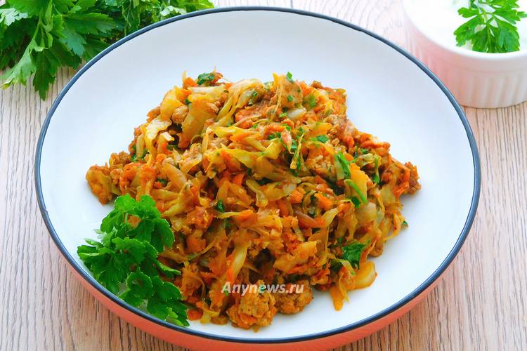тушеная капуста с мясным фаршем на сковороде
