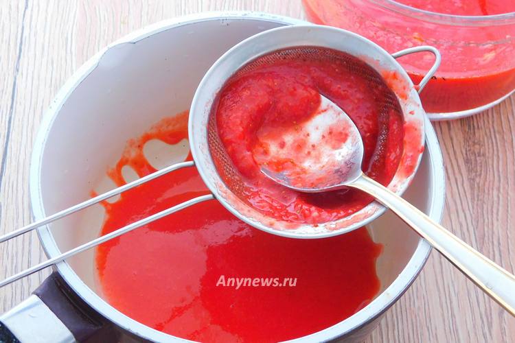 Протереть клубничное пюре через сито