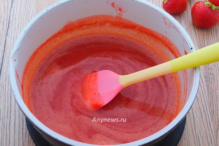 Клубничное пюре проварить в течение 3-4 минут