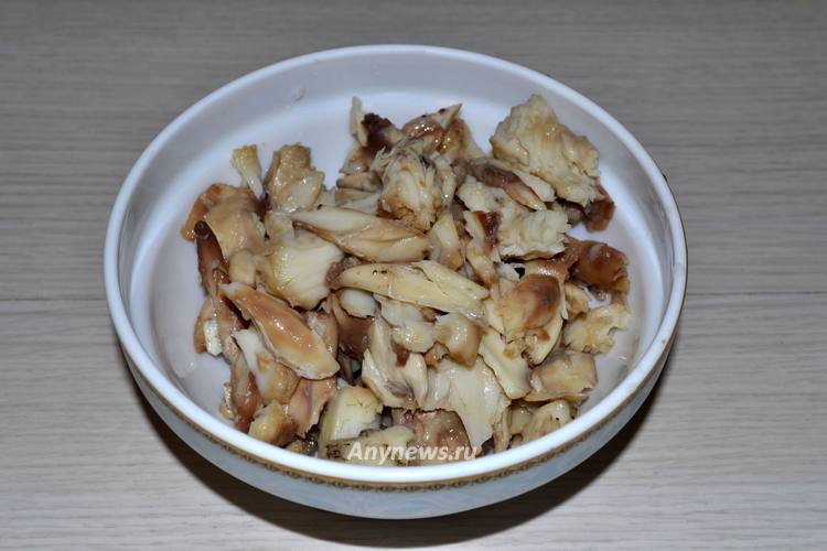 Отделите мясо щуки от костей