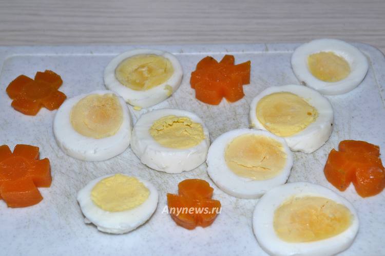 Сварите и очистите куриные яйца, нарежьте кружками