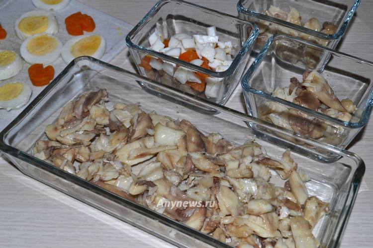В формочки для заливного разложите мясо щуки