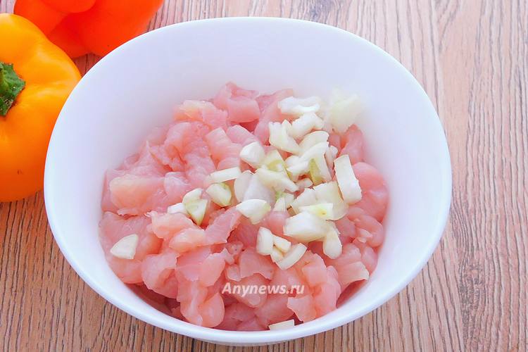 Куриное филе нарезать, измельчить половину лука