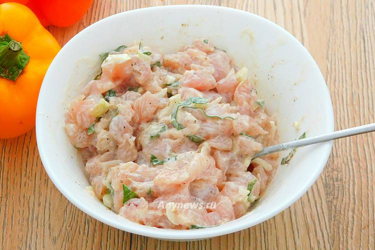 оставить куриный фарш мариноваться