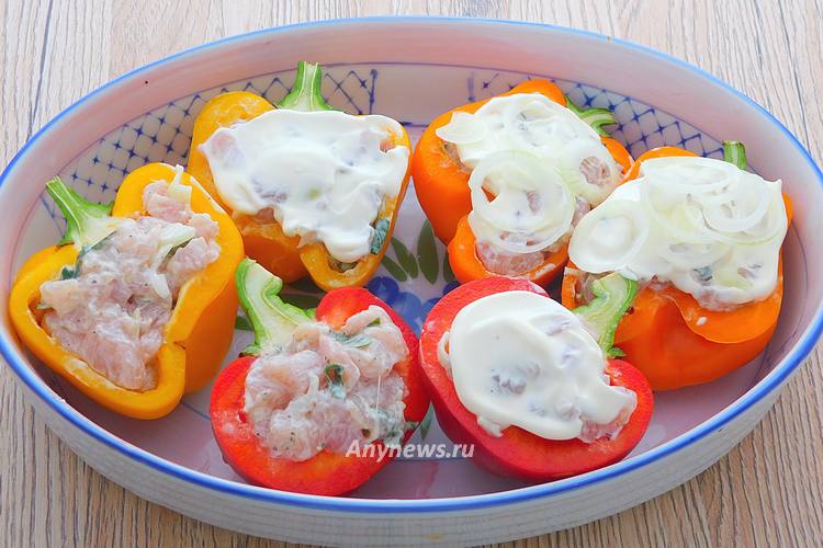 Наполнить "лодочки" из перца курицей