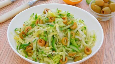 Салат из молодой капусты и огурцов