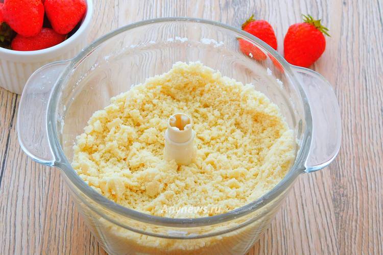 Прокрутить миксером до получения масляных крошек