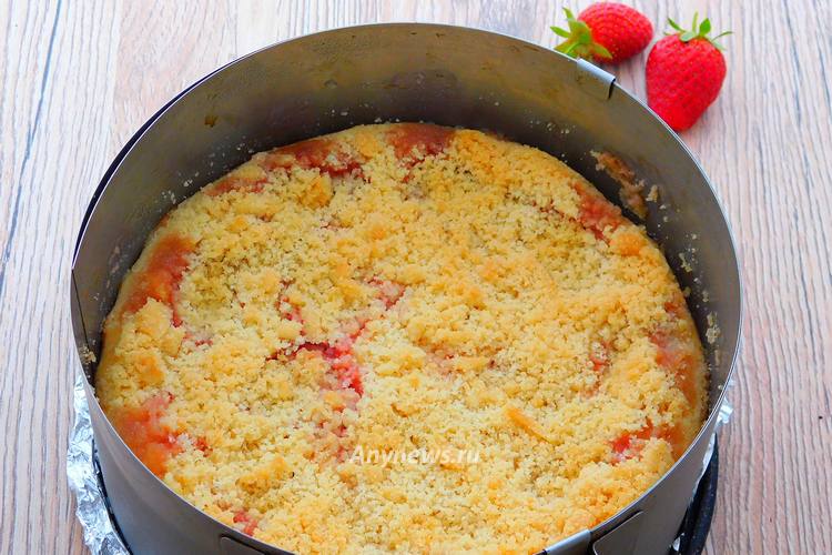Выпекать творожный пирог с клубникой в духовке полчаса