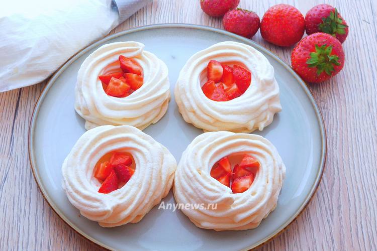 на дно корзинок поместить кусочки клубники