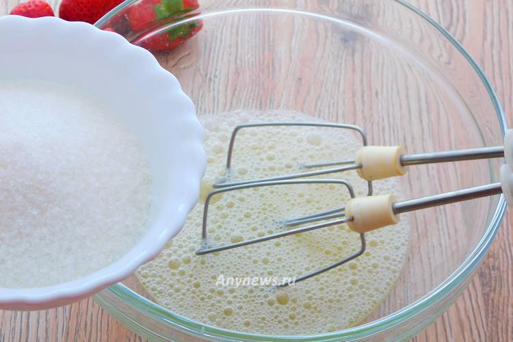 Яичные белки в миске начать взбивать миксером