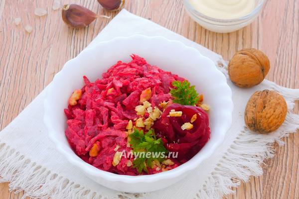 Салат со свеклой, чесноком и грецким орехом