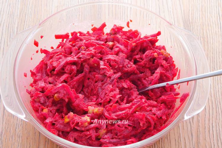 Дать салату со свеклой и грецкими орехами настояться полчаса