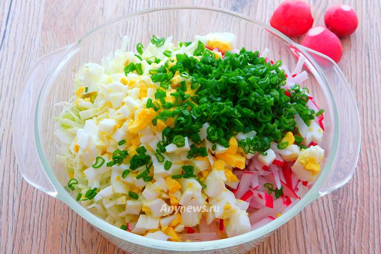 Вареные яйца измельчить кубиками
