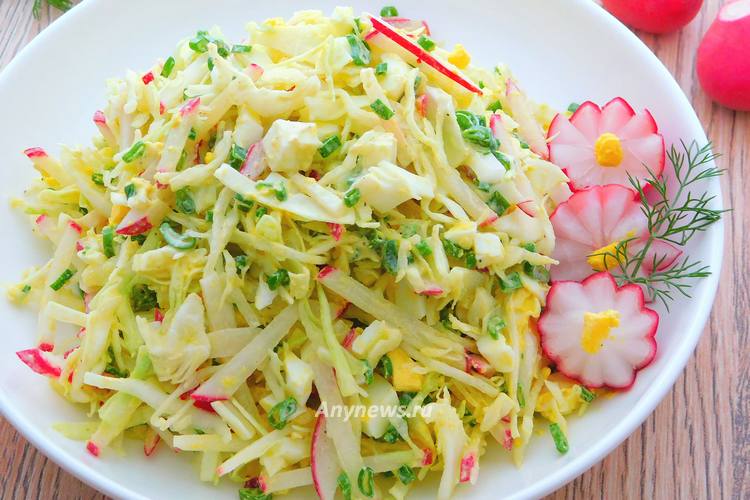 Салат с редисом и яйцом и сметанной заправкой