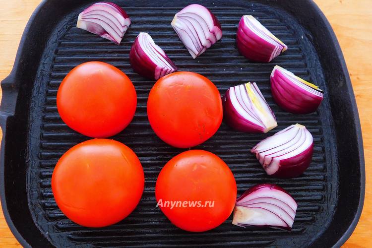 Фиолетовый лук нарезать крупными лепестками