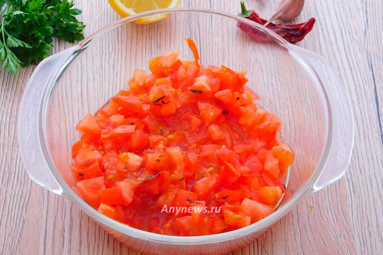 нарезать кубиками томаты