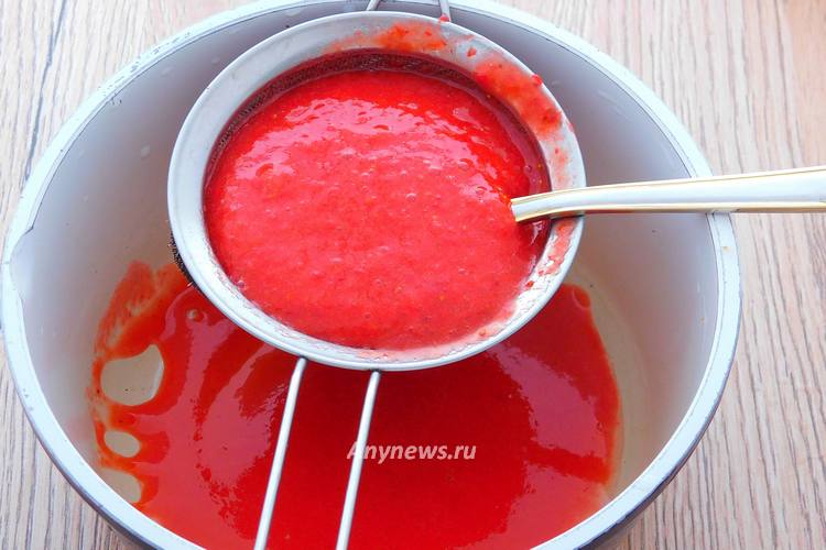 Протереть клубничное пюре через сито