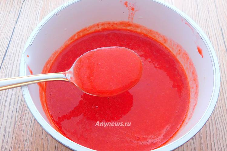 Перелить клубничную массу в кастрюлю