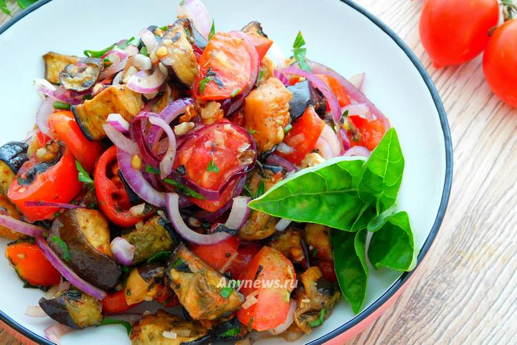 Салат из запеченных баклажанов с помидорами и луком - рецепт