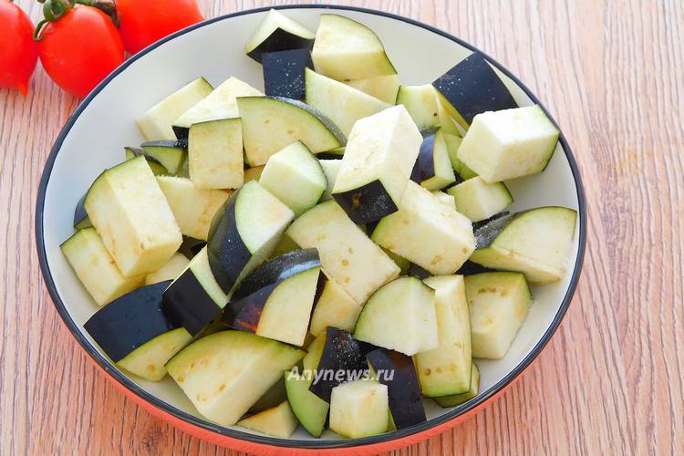 Баклажан нарезать крупными кубиками
