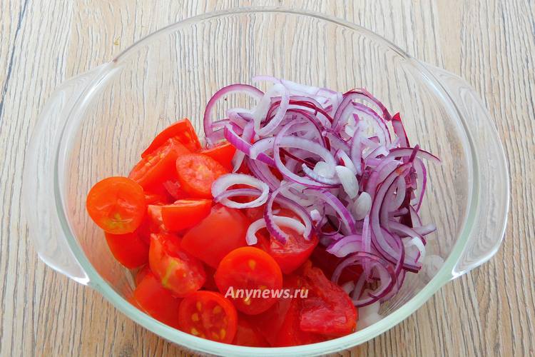 Помидоры нарезать крупными кусочками