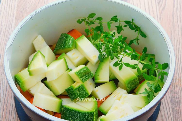 Высыпать в кастрюлю кусочки кабачка