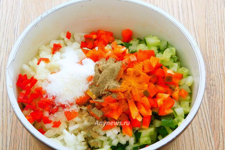 Всыпать соль, сахар, куркуму, молотый черный перец