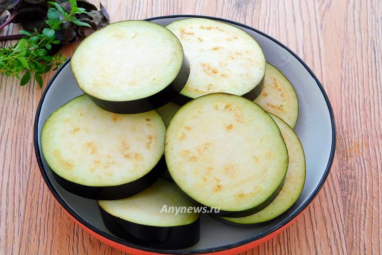 Баклажаны нарезать кольцами, пересыпать солью