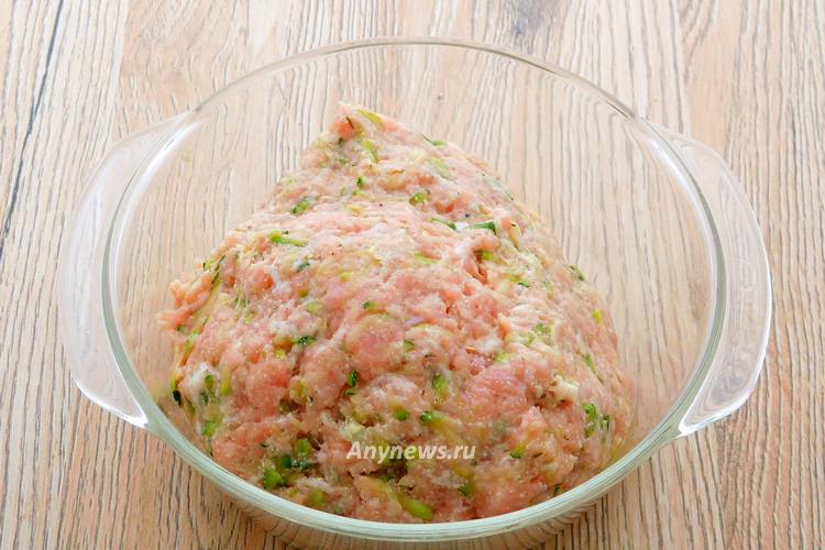 Перемешать руками и отбить фарш