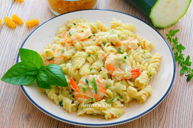 Паста с цукини, креветками и сливочным соусом
