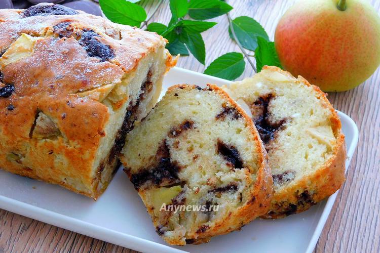 Творожный кекс с грушей и кусочками шоколада