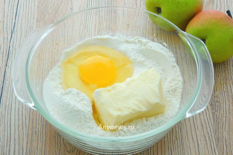 выложить мягкое сливочное масло, разбить яйцо