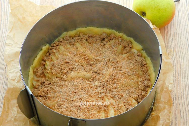 Посыпать подготовленными крошками с корицей