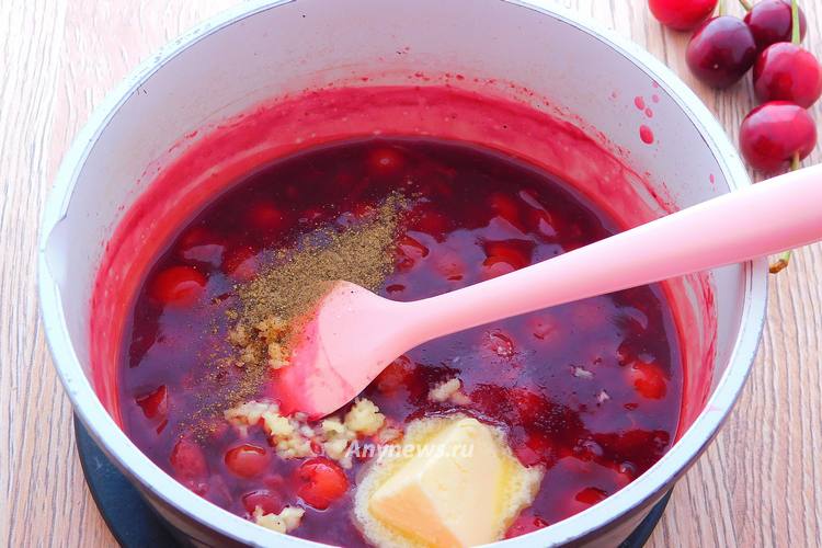 В вишневый соус к мясу добавить соль и специи