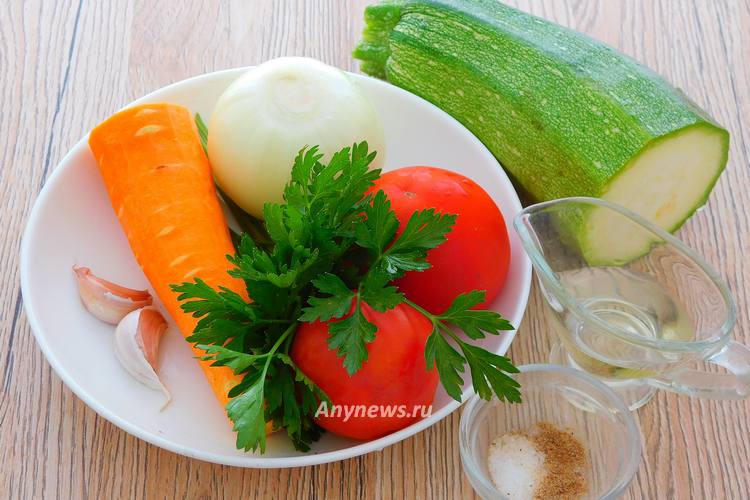Кабачки тушеные с морковью и луком - продукты