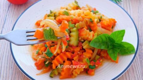 Кабачки тушеные с морковью и луком
