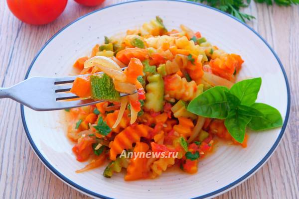 Кабачки тушеные с морковью и луком