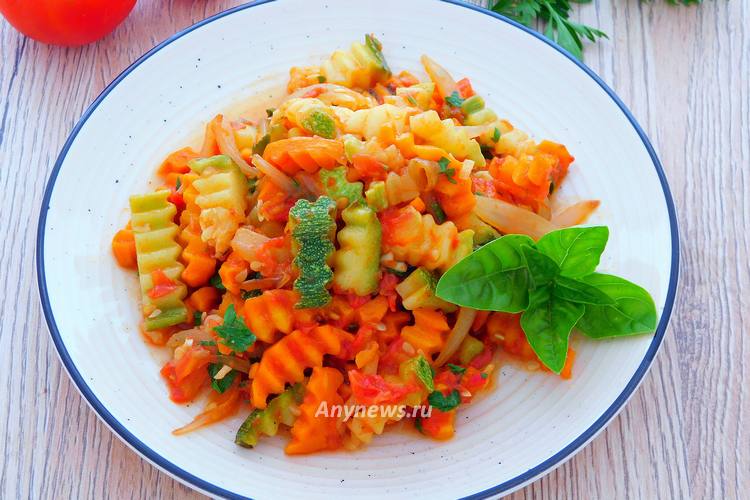 Кабачки тушеные с морковью и луком на сковороде 