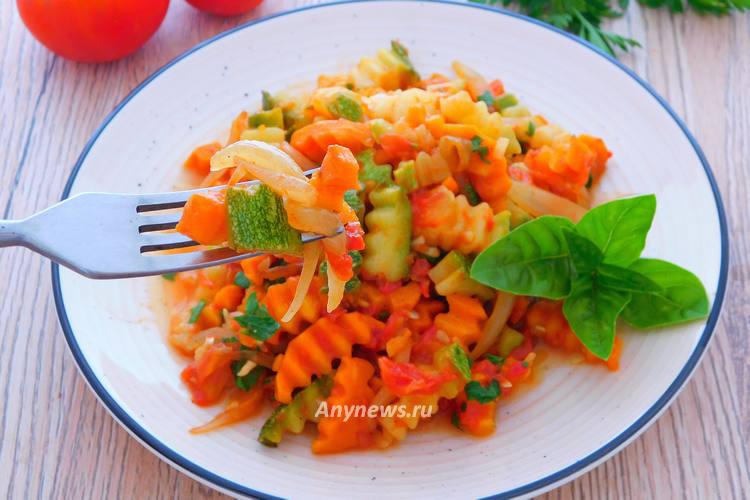 Кабачки тушеные с морковью и луком - рецепт
