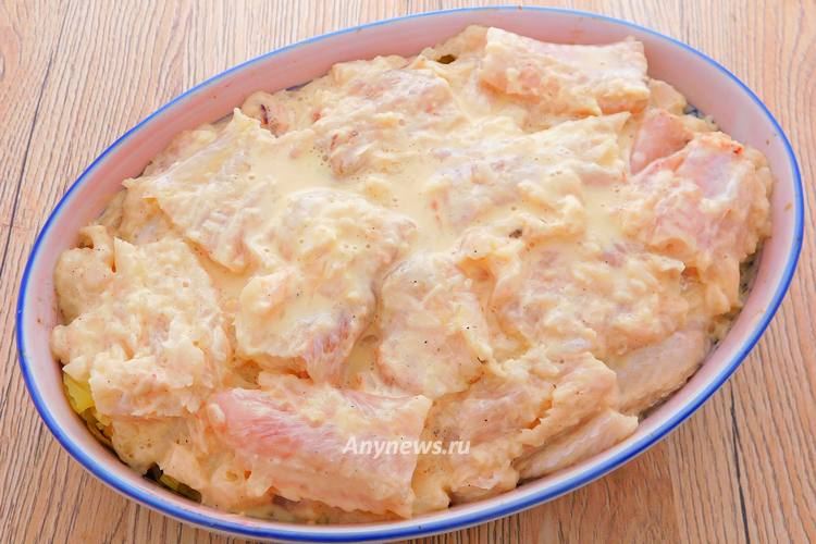 Распределить кусочки рыбы по картошке