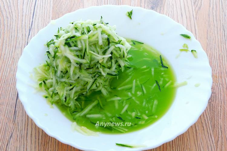 руками как можно лучше отжать жидкость