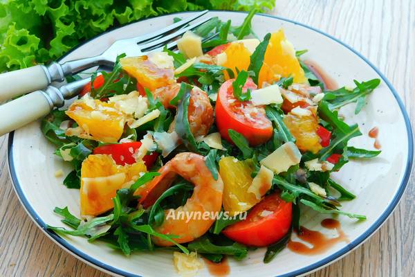 Салат с рукколой, помидорами и креветками