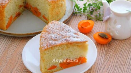 Шарлотка с абрикосами