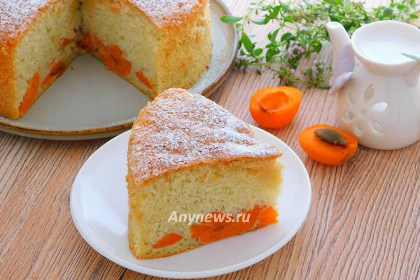 Шарлотка с абрикосами
