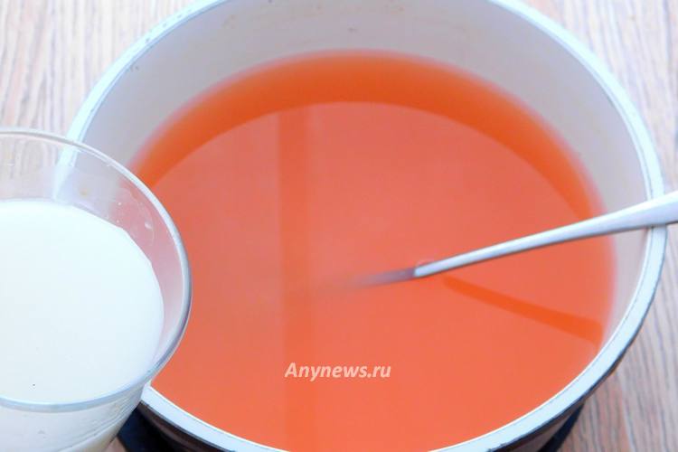 влить крахмальный раствор в кастрюлю