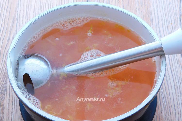Пюрировать яблоки погружным блендером