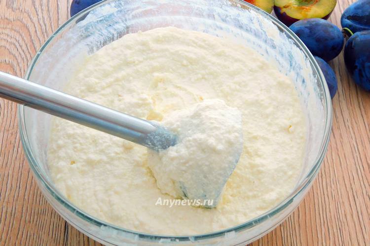 Блендером превратить продукты в густую творожную массу