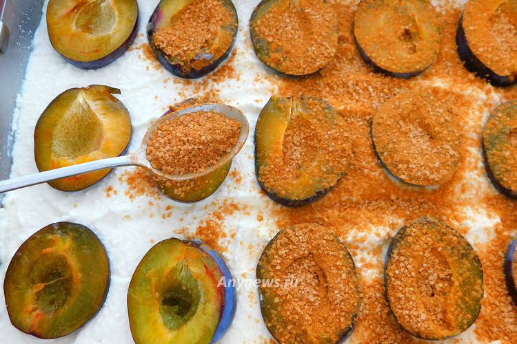 Смешать сахар и корицу, посыпать запеканку сверху