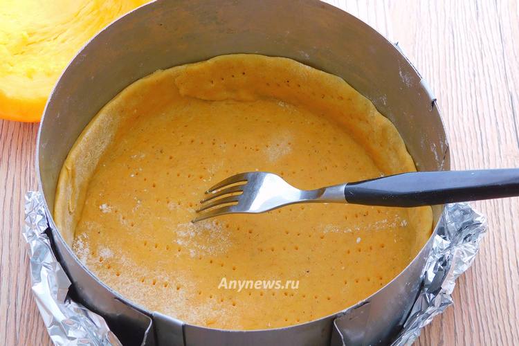Тесто раскатать и распределить по форме